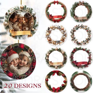 Puede incluir: Veinte diseños de adornos navideños con coronas con varios adornos, incluyendo lazos rojos y dorados, piñas, bayas y bolas. Algunos adornos tienen un marco de fotos.