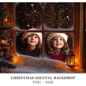 Könnte beinhalten: Zwei Kinder in Weihnachtsmützen schauen aus einem mit Schnee bedeckten Fenster. Das Fenster ist von einer Holzfensterbank eingerahmt und die Szene wird von funkelnden Lichtern beleuchtet.