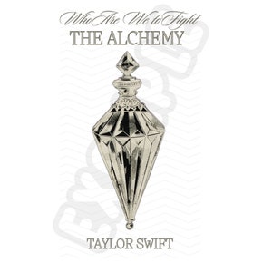 Puede incluir: Una ilustración en blanco y negro de un frasco de perfume vintage con un tapón en forma de diamante. El texto "Who Are We to Fight THE ALCHEMY TAYLOR SWIFT" está impreso debajo del frasco.