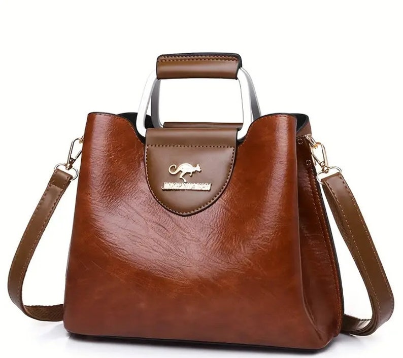 Elegant Brown Pebbled Leather Handbag with Gold-tone Horse Emblem, Structured Designer Purse with Detachable Shoulder Strap, Classic Women's zdjęcie 1