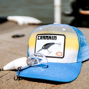 Collection Master Bait - Casquette en sergé à 5 panneaux fabriquée aux États-Unis avec sérigraphie en couleur Sexy Shad pour appâts durs par la marque Amygdala.