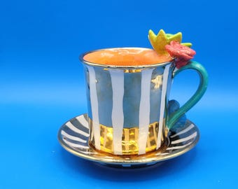 Set di tazza e piattino vintage in ceramica Mary Rose a righe dorate, del 2002, con base scheggiata.