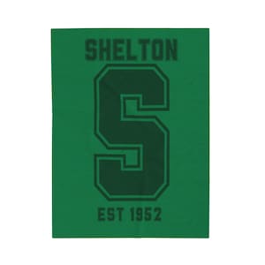 Puede incluir: Gráfico de estilo vintage verde y negro con el texto "SHELTON" sobre una gran letra "S" y el texto "EST 1952" debajo.