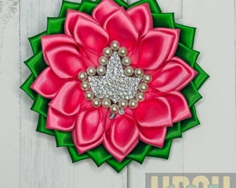 Broche de flores del centro de hiedra rosa y verde de la hermandad