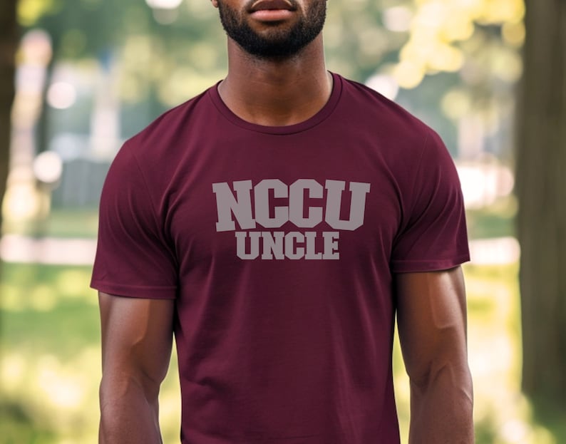 K&ouml;nnte beinhalten: Burgunderfarbenes T-Shirt mit dem Text "NCCU UNCLE" in wei&szlig;en Buchstaben.