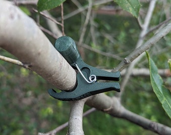Tree Clip Cricket 3d printed geocaching container with log - ready to be hidden!