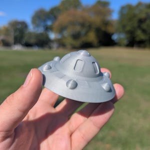 UFO Flygande tefatsgeocache (större) - 3D-utskriven geocachingbehållare med logg