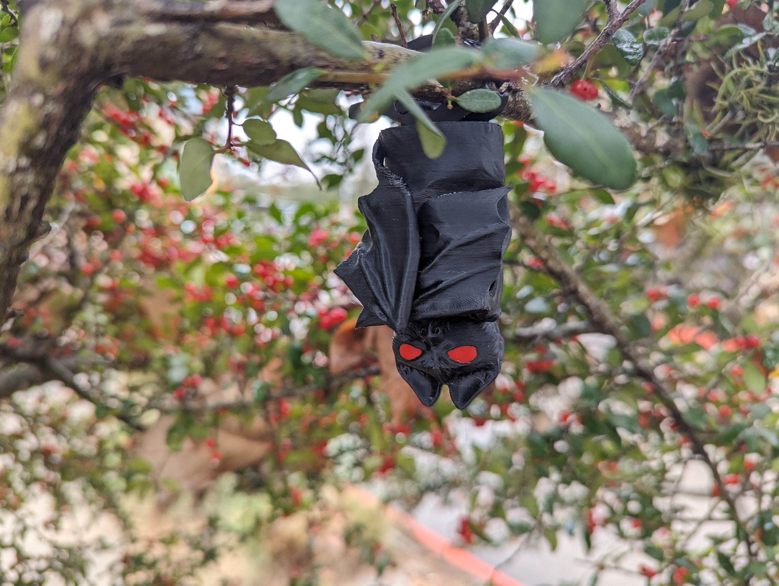 Geocache impreso en 3D Spooky Bat con registro y clip: ¡listo para ser escondido!