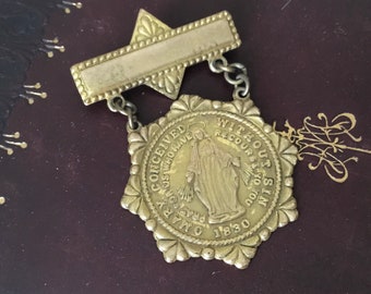 Vintage brooch with miraculous medal of the Virgin, religious brooch circa 1920, miraculous medal