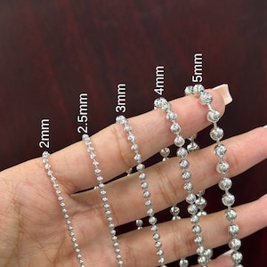 Puede incluir: Cinco collares de cadena de bolas plateadas de diferentes tamaños: 2 mm, 2,5 mm, 3 mm, 4 mm y 5 mm.