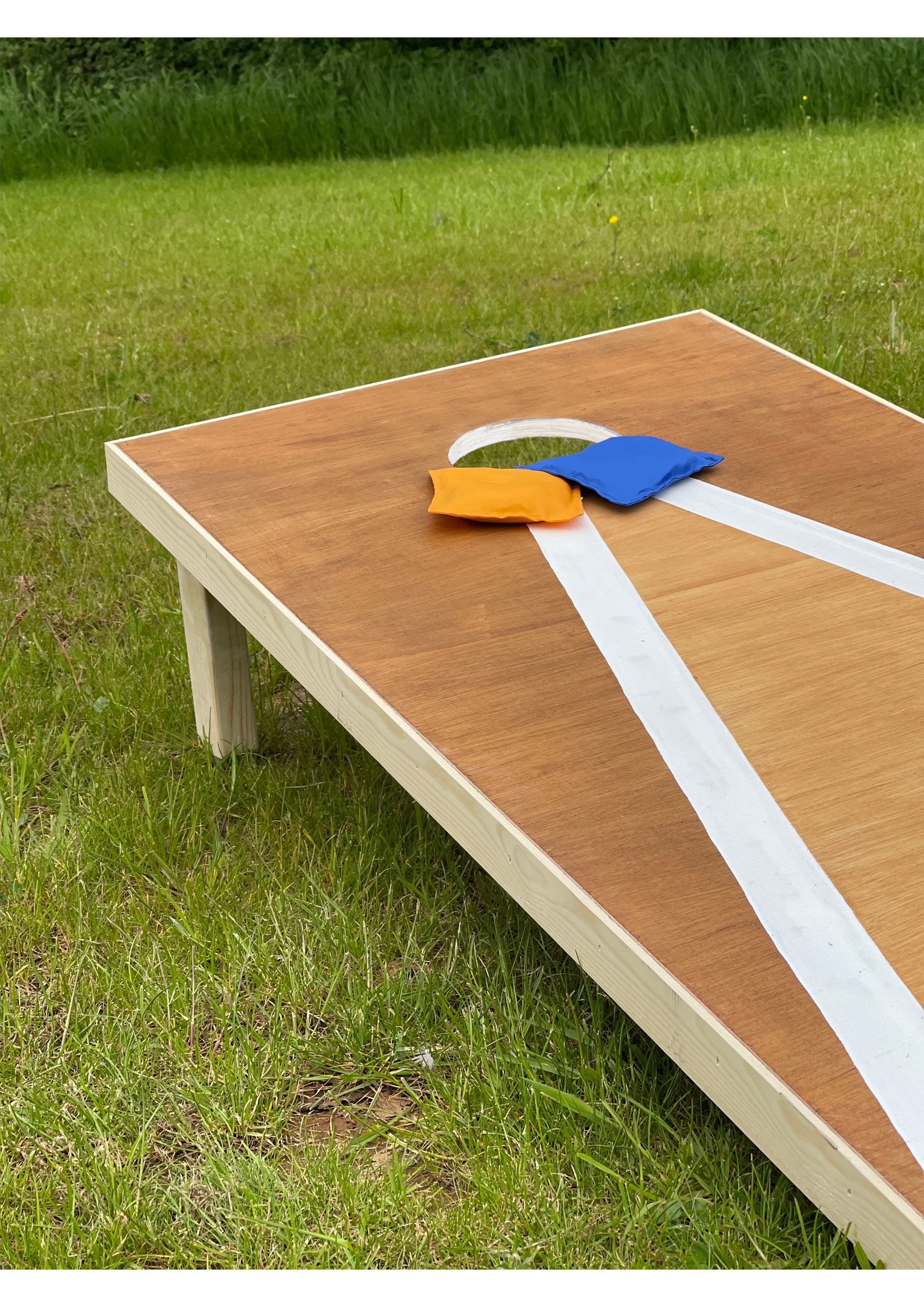 Full size Corn Hole outdoor game including 8 corn bags