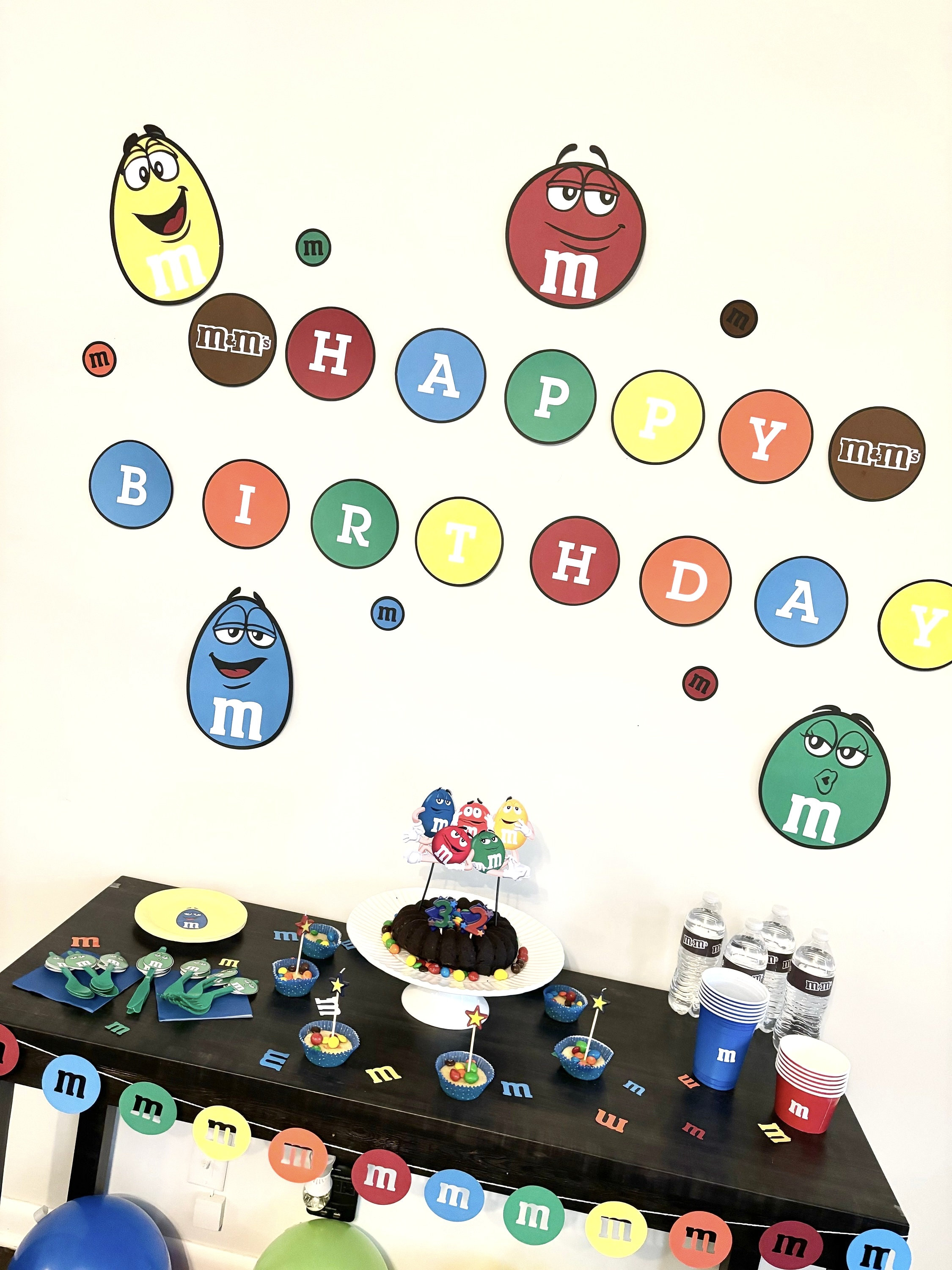 M&Mのハッピーバースデーバナー パーティーデコレーション用