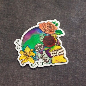 Bunter Sugar Skull Sticker – Tag der Toten Vinyl Sticker mit Blumen & Paisley, Dia de los Muertos Art, Watercolor Skull Decal
