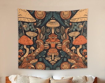 Può includere: Un arazzo da parete quadrato con un motivo simmetrico di vari funghi, fogliame e motivi circolari in tonalità arancione, crema e verde acqua scuro su sfondo scuro. Il design include diverse tipologie di funghi.
