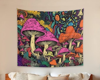 Può includere: Un arazzo da parete rettangolare che presenta una densa e colorata illustrazione di vari funghi in tonalità rosa brillante, arancione e giallo su uno sfondo scuro pieno di motivi vorticosi e forme organiche astratte.