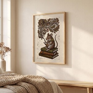 Lámina decorativa de pared con un ratón leyendo, ideal para amantes de los libros. Póster de biblioteca con un toque rústico y encantador. imagen 17