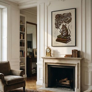 Lámina decorativa de pared con un ratón leyendo, ideal para amantes de los libros. Póster de biblioteca con un toque rústico y encantador. imagen 13