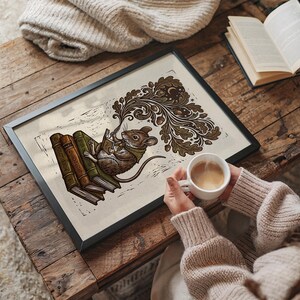 Lámina decorativa de pared con un ratón leyendo, ideal para amantes de los libros. Póster de biblioteca con un toque rústico y encantador. imagen 8