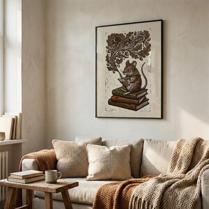 Lámina decorativa de pared con un ratón leyendo, ideal para amantes de los libros. Póster de biblioteca con un toque rústico y encantador. imagen 15