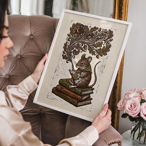Lámina decorativa de pared con un ratón leyendo, ideal para amantes de los libros. Póster de biblioteca con un toque rústico y encantador. imagen 12