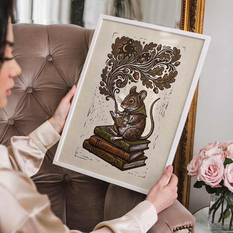 Lámina decorativa de pared con un ratón leyendo, ideal para amantes de los libros. Póster de biblioteca con un toque rústico y encantador. imagen 12