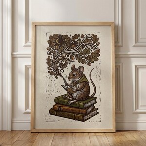 Lámina decorativa de pared con un ratón leyendo, ideal para amantes de los libros. Póster de biblioteca con un toque rústico y encantador. imagen 14