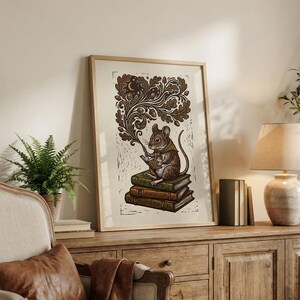 Lámina decorativa de pared con un ratón leyendo, ideal para amantes de los libros. Póster de biblioteca con un toque rústico y encantador. imagen 4