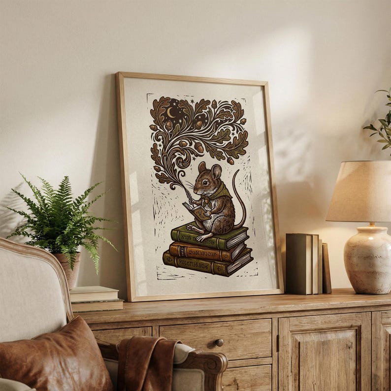 Lámina decorativa de pared con un ratón leyendo, ideal para amantes de los libros. Póster de biblioteca con un toque rústico y encantador. imagen 4