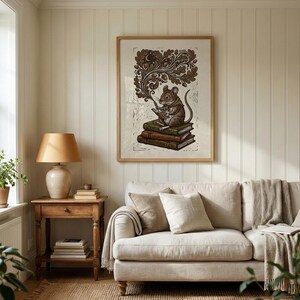 Lámina decorativa de pared con un ratón leyendo, ideal para amantes de los libros. Póster de biblioteca con un toque rústico y encantador. imagen 10