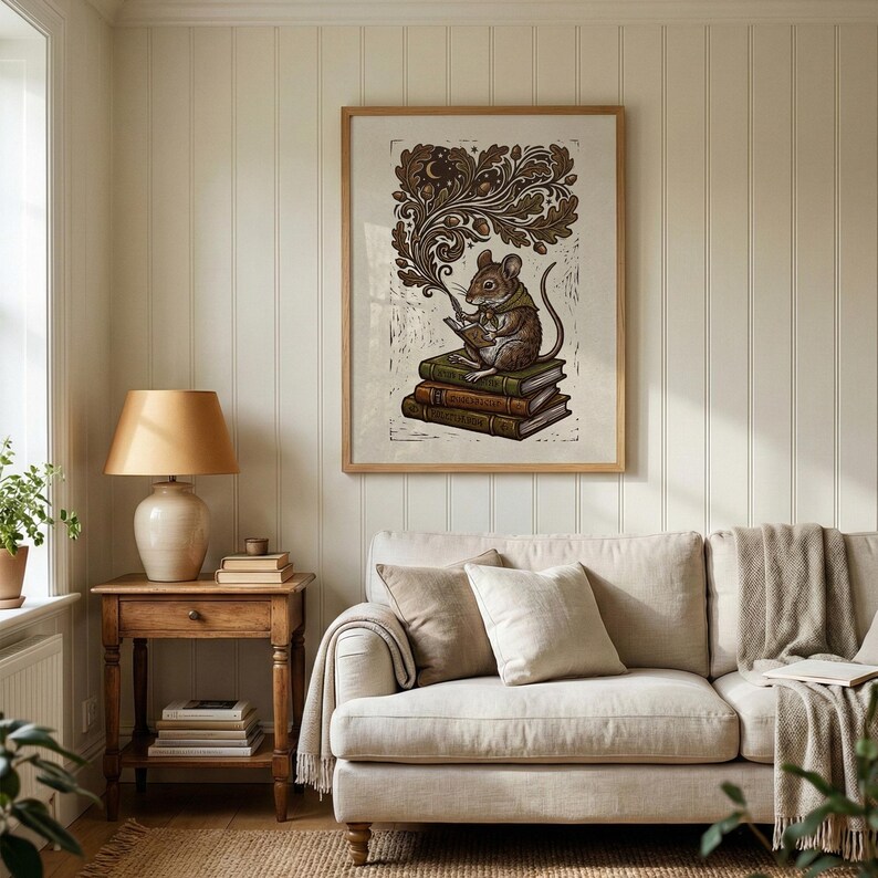 Lámina decorativa de pared con un ratón leyendo, ideal para amantes de los libros. Póster de biblioteca con un toque rústico y encantador. imagen 10