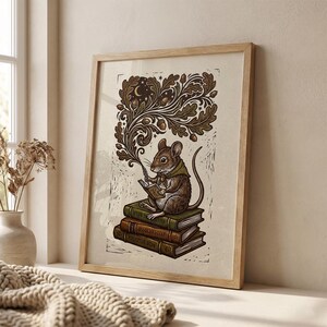 Lámina decorativa de pared con un ratón leyendo, ideal para amantes de los libros. Póster de biblioteca con un toque rústico y encantador. imagen 11