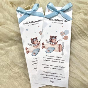 Segnalibro/Segnaposto personalizzabile, tema orsetto aviatore, volante, aeroplanino, con nastro e fiocco, battesimo bimbo, menú orso volante
