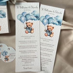 Marcador de posición personalizable con cinta con temática de osito de peluche y globos azules para el bautizo o fiesta de tu hijo