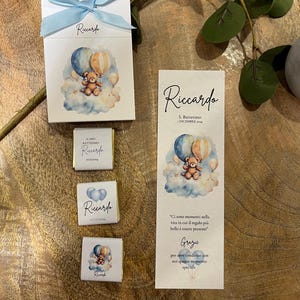 Coordinato Battesimo Bimbo con orsetto e palloncini azzuri, patatine, scatoline portaconfetti, segnalibri, menu, cioccolatini personalizzati
