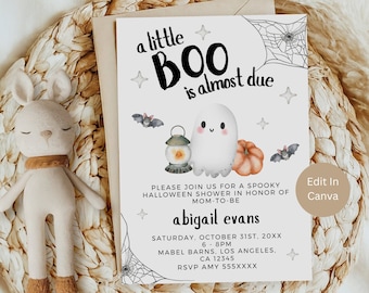 Peut inclure: Une carte blanche avec une illustration mignonne de fantôme et le texte "a little BOO is almost due". La carte est décorée de chauves-souris, d'étoiles et d'une toile d'araignée. C'est une invitation à une fête prénatale d'Halloween pour Abigail Evans.