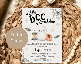 Peut inclure: Une carte blanche avec du texte noir et des illustrations. Le texte dit "a little BOO is almost due". La carte est décorée d'un fantôme, d'une citrouille, d'une lanterne et de chauves-souris. Le texte comprend également "Please join us for a spooky Halloween shower in honour of mom-to-be abigail evans. Saturday, October 31st, 20XX 6-8PM Mabel Barns, Los Angeles, CA 12345 RSVP Amy 555XXXX"