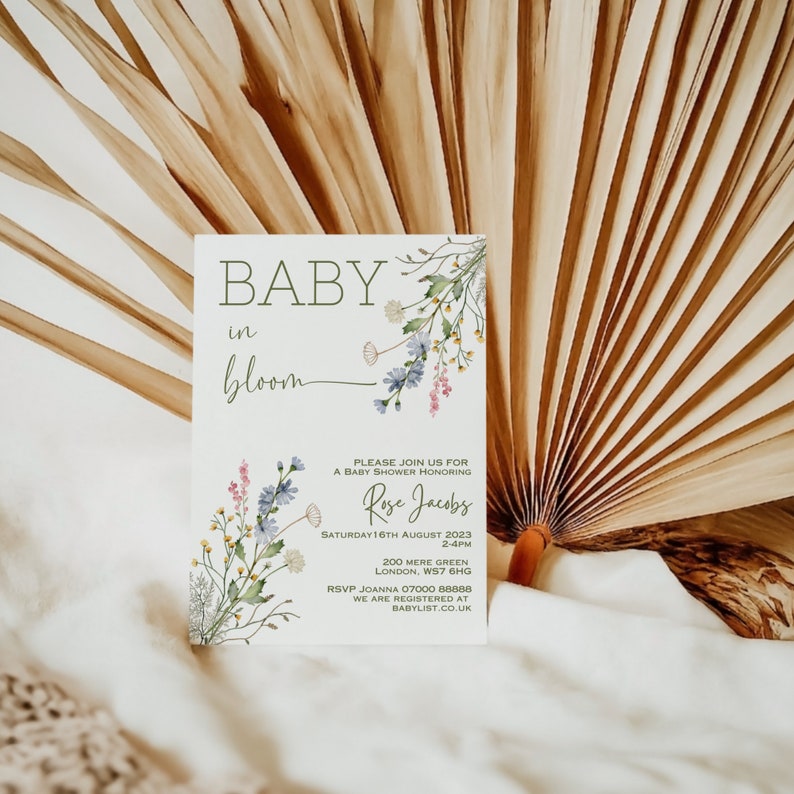 K&ouml;nnte beinhalten: Eine Babyparty-Einladung mit einem floralen Design. Die Einladung lautet "Baby in Bloom" und enth&auml;lt den Namen "Rose Jacobs" und das Datum "Samstag, 16. August 2023".