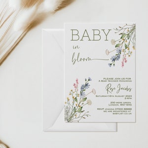 K&ouml;nnte beinhalten: Eine Babyparty-Einladung mit einem floralen Design. Die Einladung lautet "Baby in Bloom" und enth&auml;lt den Namen "Rose Jacobs", das Datum "Samstag, 16. August 2023", die Uhrzeit "14:00-16:00 Uhr", die Adresse "200 Mere Green, London, WS7 6HG" und die RSVP-Informationen "Joanna 07000 888888".