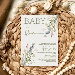 K&ouml;nnte beinhalten: Eine Babyparty-Einladung mit einem floralen Design. Die Einladung lautet "Baby in Bloom" und enth&auml;lt den Namen "Rose Jacobs". Die Babyparty findet am Samstag, den 16. August 2023, von 14:00 bis 16:00 Uhr in der 200 Mere Green, London, WS7 6HG statt. Die RSVP-Nummer lautet 07000 888888. Die Einladung enth&auml;lt auch den Hinweis "Wir sind bei Babylist.co.uk registriert".