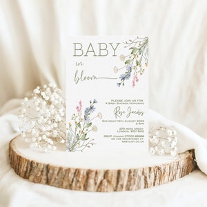 K&ouml;nnte beinhalten: Eine Babyparty-Einladung mit einem floralen Design. Die Einladung lautet "Baby in Bloom" und ist f&uuml;r Rose Jacobs. Die Party findet am 16. August 2023 von 14:00 bis 16:00 Uhr statt. Die Adresse lautet 200 Mere Green, London, WS7 6HG. Die RSVP-Nummer lautet 07000 88888. Die Einladung lautet "Wir sind bei Babylist.co.uk registriert".