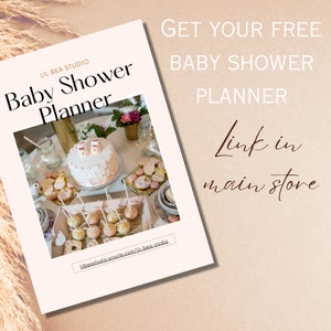 K&ouml;nnte beinhalten: Ein druckbarer Baby Shower-Planer mit einer rosa-wei&szlig;en Torte, Cupcakes und Cake Pops auf einem Tisch. Der Text auf dem Planer lautet "Holen Sie sich Ihren kostenlosen Baby Shower-Planer" und "Lil Bea Studio".