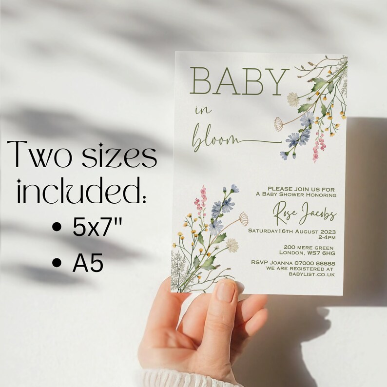 K&ouml;nnte beinhalten: Eine Babyparty-Einladung mit einem floralen Design. Die Einladung lautet "Baby in Bloom" und enth&auml;lt den Namen "Rose Jacobs". Die Babyparty findet am Samstag, den 16. August 2023, um 14:00 Uhr statt. Die Adresse lautet 200 Mere Green, London, WS7 6HG. Die RSVP-Nummer lautet 07000 88888. Die Einladung enth&auml;lt auch den Hinweis "Wir sind bei Babylist.co.uk registriert".