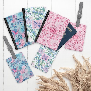 Gepersonaliseerde paspoortportemonnee Bijpassend bagagelabel roze preppy leren paspoorthoes vakantiecadeau roze blauw groene schildpadden schelpen bloemen