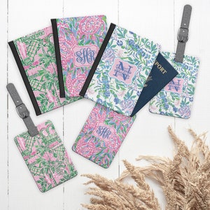 Custom reiscadeau preppy paspoorthouder bijpassende bagagelabel gepersonaliseerde vakantieportemonnee roze blauw groen mode schildpadden schelpen bloemen