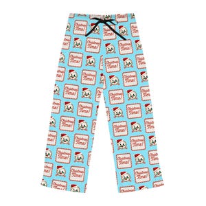Op de afbeelding: Lichtblauwe pyjamabroek met een herhalend patroon van vierkante kaders met rood-witte zuurstokranden. In elk kader staat een lachende cartoon-golfbal met een kerstmuts, vergezeld van de tekst Christmas Time! in het rood.