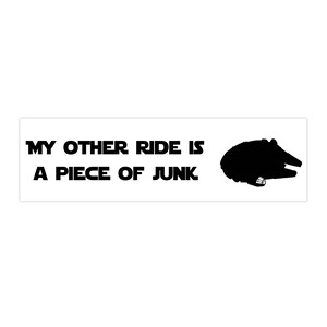 Puede incluir: Un rectángulo blanco con texto negro que dice "MY OTHER RIDE IS A PIECE OF JUNK". A la derecha, una silueta negra de una nave espacial. El texto es en negrita y sin serifa.