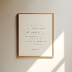 Könnte beinhalten: Ein gerahmter Druck mit weißem Hintergrund und schwarzem Text. Der Text lautet "AND WE KNOW THAT IN ALL THINGS God works for the good OF THOSE WHO LOVE HIM. WHO HAVE BEEN CALLED ACCORDING TO HIS PURPOSE. ROMANS 8:28"
