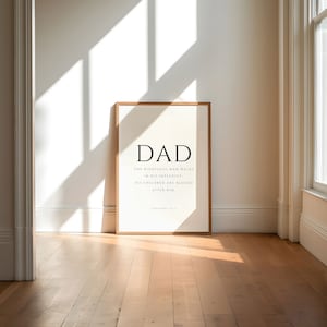 Puede incluir: Una impresi&oacute;n enmarcada con la palabra "DAD" en letras grandes y en negrita. La impresi&oacute;n incluye una cita de Proverbios 20:7: "El hombre justo anda en su integridad: sus hijos son bendecidos despu&eacute;s de &eacute;l."