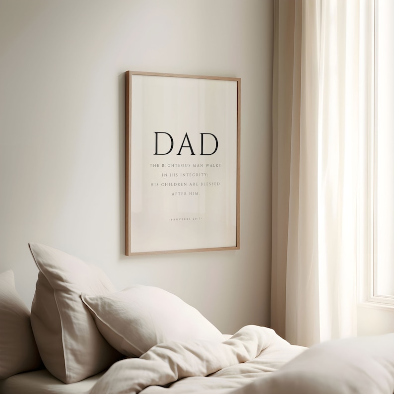 Puede incluir: Una impresi&oacute;n enmarcada con un fondo beige y texto negro que dice "DAD" y una cita sobre un hombre justo. La cita dice "El hombre justo camina en su integridad: Sus hijos son bendecidos despu&eacute;s de &eacute;l." La cita se atribuye a Proverbios 20:7.