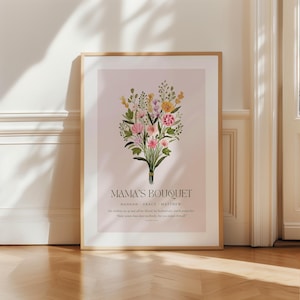 Könnte beinhalten: Ein gerahmter Druck mit rosa Hintergrund, der eine Aquarell-Illustration eines Blumenstraußes zeigt. Der Text "Mama's Bouquet" befindet sich am unteren Rand des Drucks, zusammen mit den Namen "Hannah, Grace, Matthew" und einem Zitat: "Ihre Kinder erheben sich und preisen sie; ihr Mann auch, und er lobt sie. Viele Frauen haben Großartiges vollbracht, aber du übertriffst sie alle."